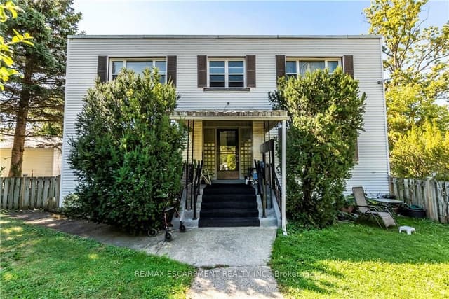 Multiplex at 13 McMaster Avenue, Welland, ON L3B 3S6