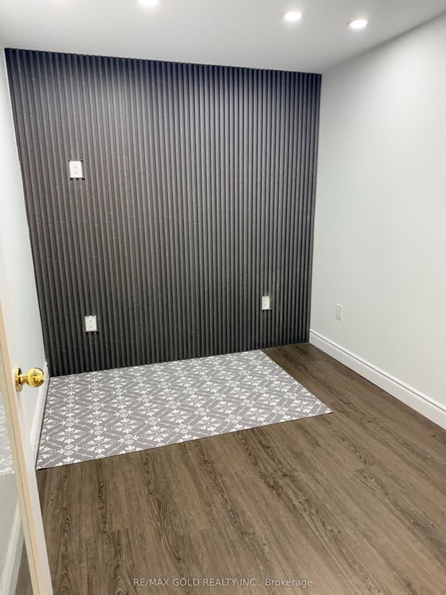 Office at 735 Twain Avenue 8, Mississauga, ON L5W 1X1