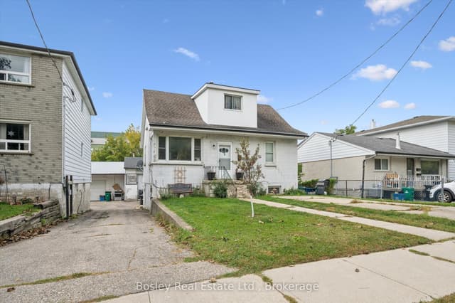 Triplex at 34 Jaffray Street, Cambridge, ON N1R 3H9