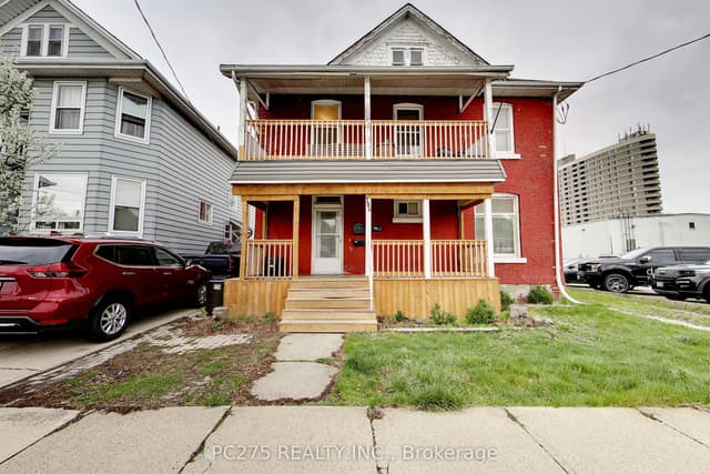 Triplex at 185 Brock Street N, Sarnia, ON N7T 5Z4