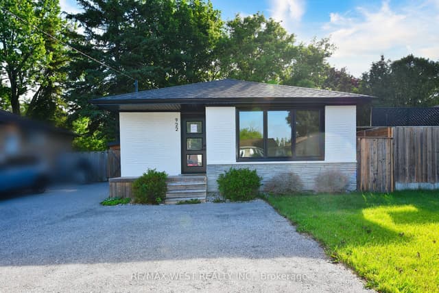 Detached at 922 Centre Street N, Whitby, ON L1N 4V1