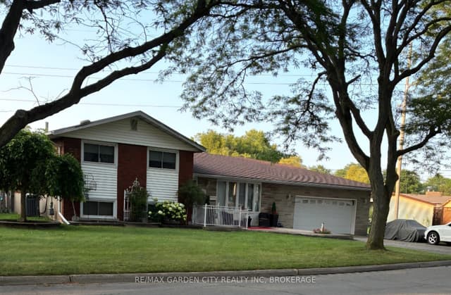 Detached at 8842 Roosevelt Street, Niagara Falls, ON L2G 7A2