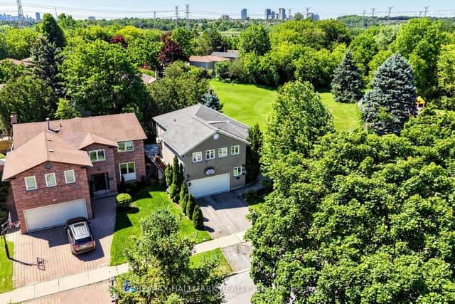 Detached at 145 Old Surrey Lane, Richmond Hill, ON L4C 6R9