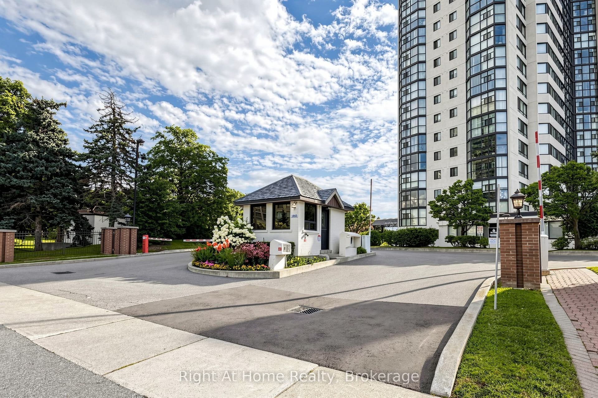 1360 Rathburn Road in L4W
