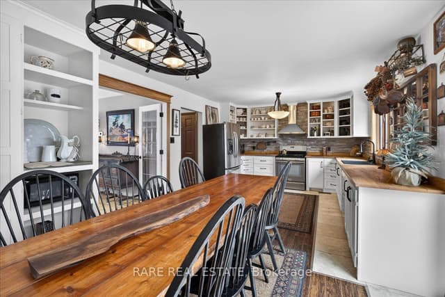 Detached at 7 Pine Spring, Oro-Medonte, ON L4M 4Y8