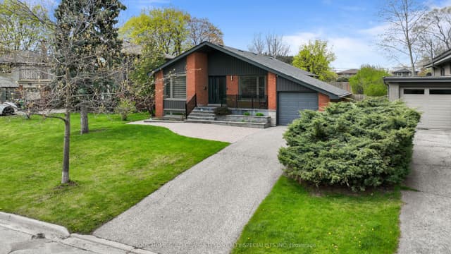 Detached at 947 Sierra Boulevard, Mississauga, ON L4Y 2E3