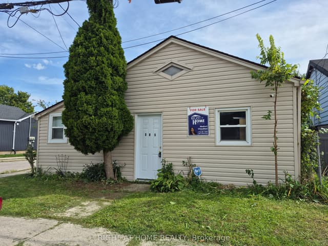 Detached at 565 South Street S, London East, ON N6B 1C5