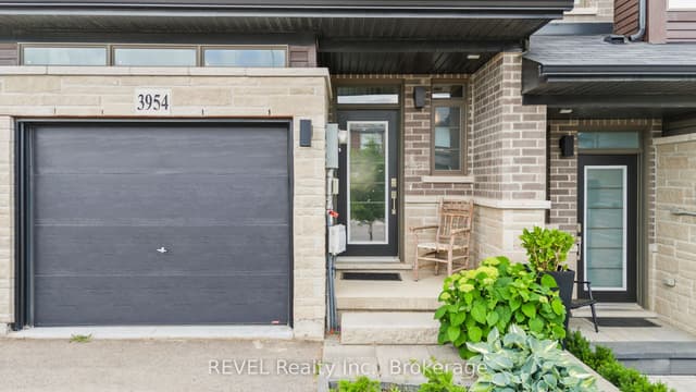 Att/Row/Townhouse at 3954 Crown Street, Lincoln, ON L3J 0T1