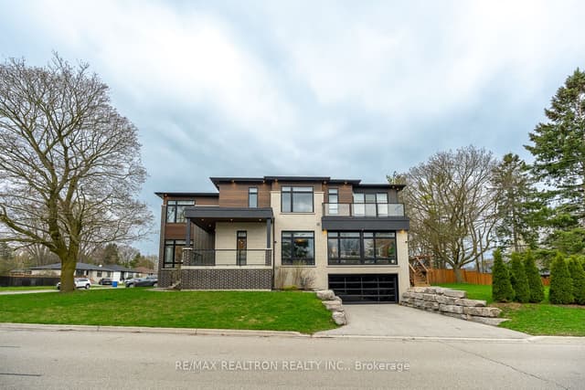 Detached at 70 Collins Crescent, Aurora, ON L4G 2W2