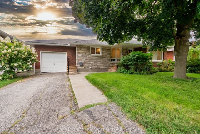 Detached at 15 Springbank Drive, St. Catharines, ON L2S 2K1