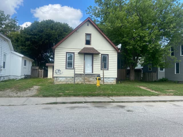 Detached at 135 Edgar Street, Chatham-Kent, ON N7M 1V6