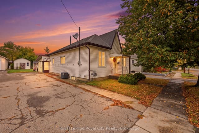Detached at 22 Hill Avenue, Brantford, ON N3R 4G9