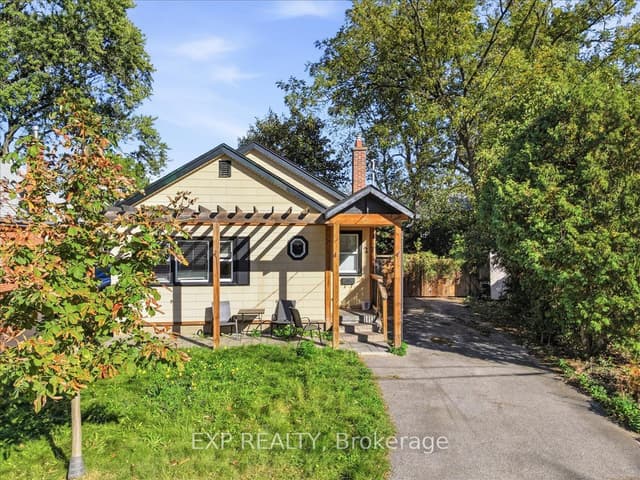 Detached at 27 Hollywood Street S, Hamilton, ON L8S 3A9