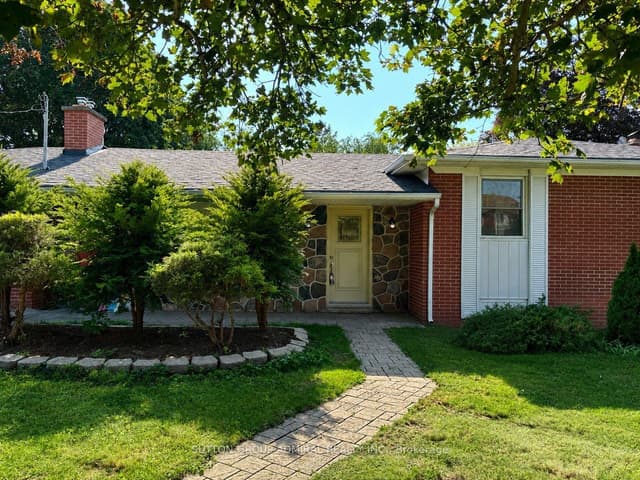 Detached at 86 Hamilton Drive Main Floor, Newmarket, ON L3Y 3E8