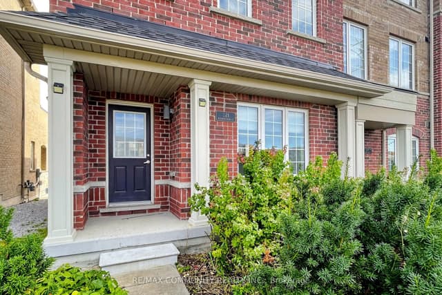 Att/Row/Townhouse at 221 Harding Park Street, Newmarket, ON L3Y 0E3