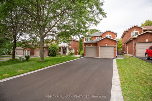 Detached at 872 Hilton Boulevard, Newmarket, ON L3X 2H8