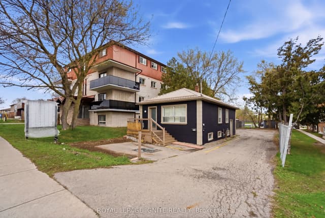Office at 951 Simcoe Street N, Oshawa, ON L1G 4W3