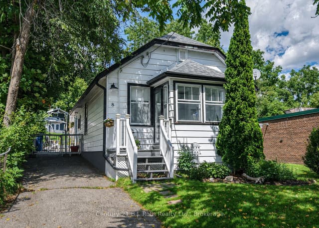Detached at 8 Dunn Avenue, Orillia, ON L3V 2N9