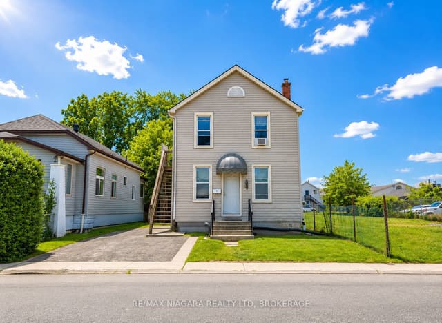 Triplex at 4 Manchester Avenue, St. Catharines, ON L2R 1N8
