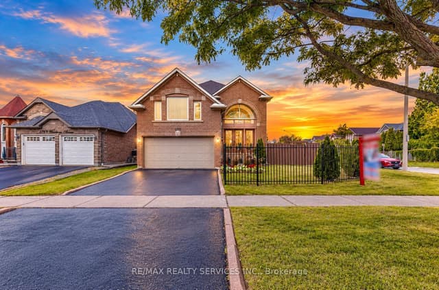 Detached at 5772 Whitehorn Avenue, Mississauga, ON L5V 1W1