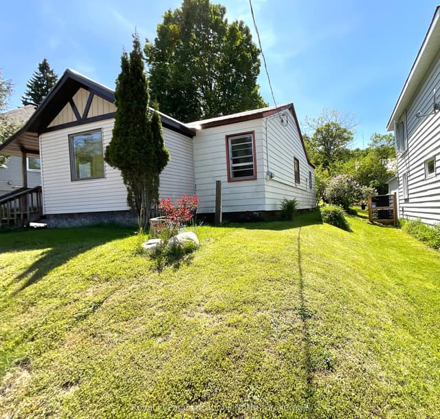 Detached at 49 Centre Street S, Huntsville, ON P1H 1T5