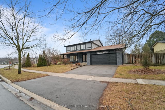Detached at 2290 Devon Road, Oakville, ON L6J 5R4