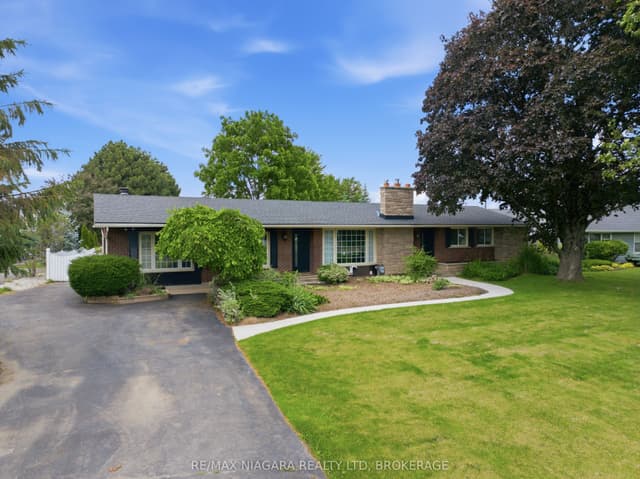 Detached at 1042 Lakeshore Road W, St. Catharines, ON L2R 6P9