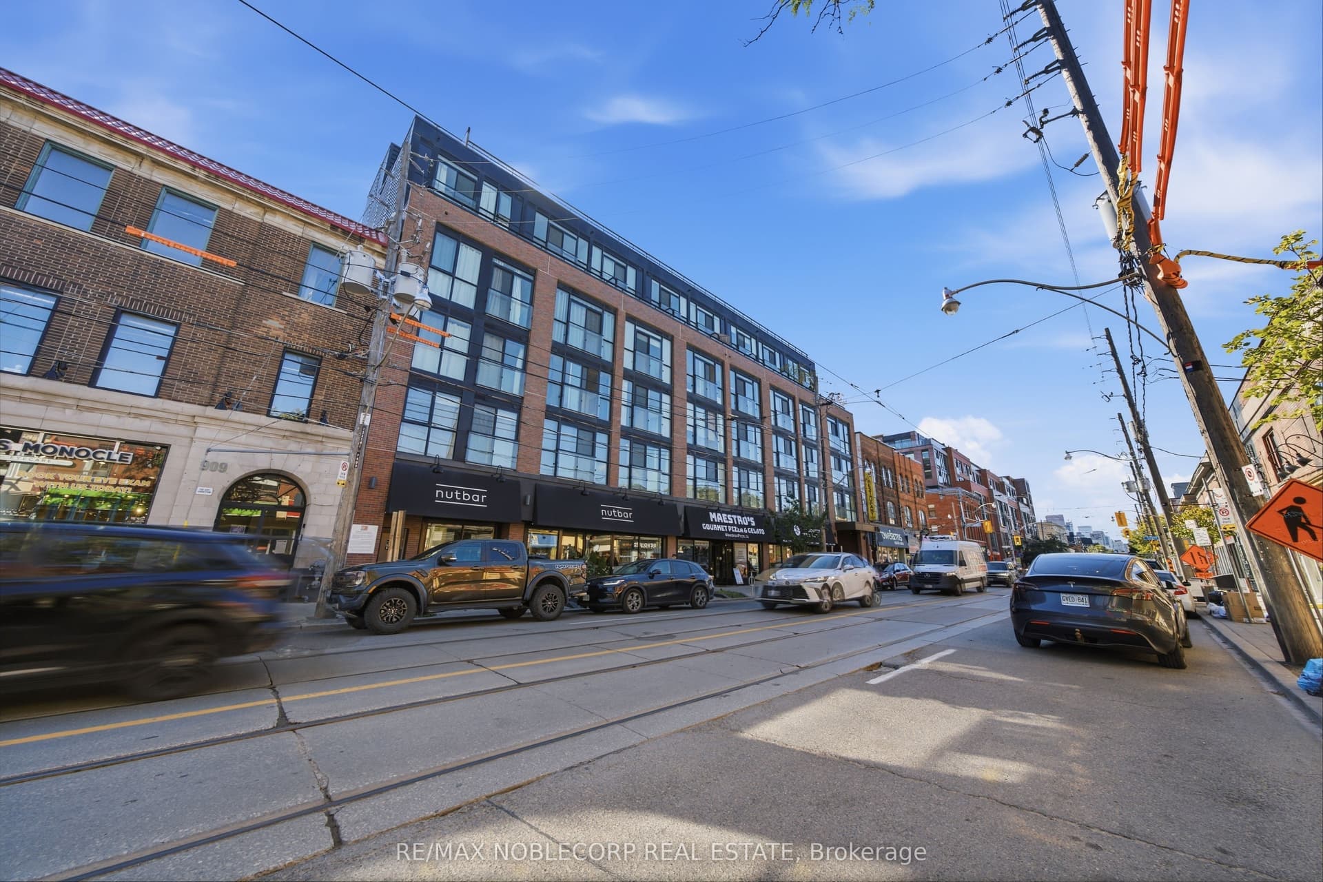 Suite 413 · Floor 4, Unit 413 · 899 Queen St