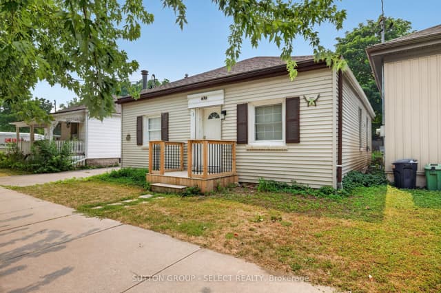 Triplex at 433 South Street, London East, ON N6B 1C1