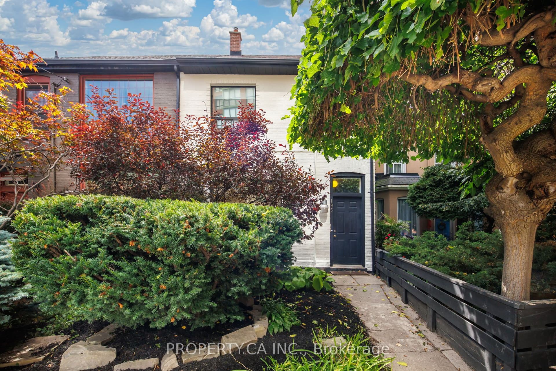 195 Niagara Street in M5V