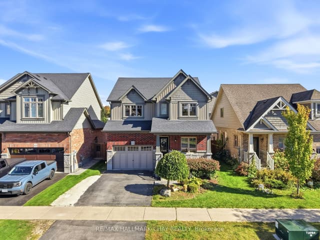 Detached at 61 Carleton Trail, New Tecumseth, ON L0G 1A0