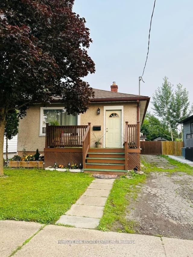 Detached at 10 Parkwood Drive, St. Catharines, ON L2P 1H2