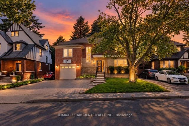 Detached at 31 FAIRLEIGH Crescent, Hamilton, ON L8M 2L1