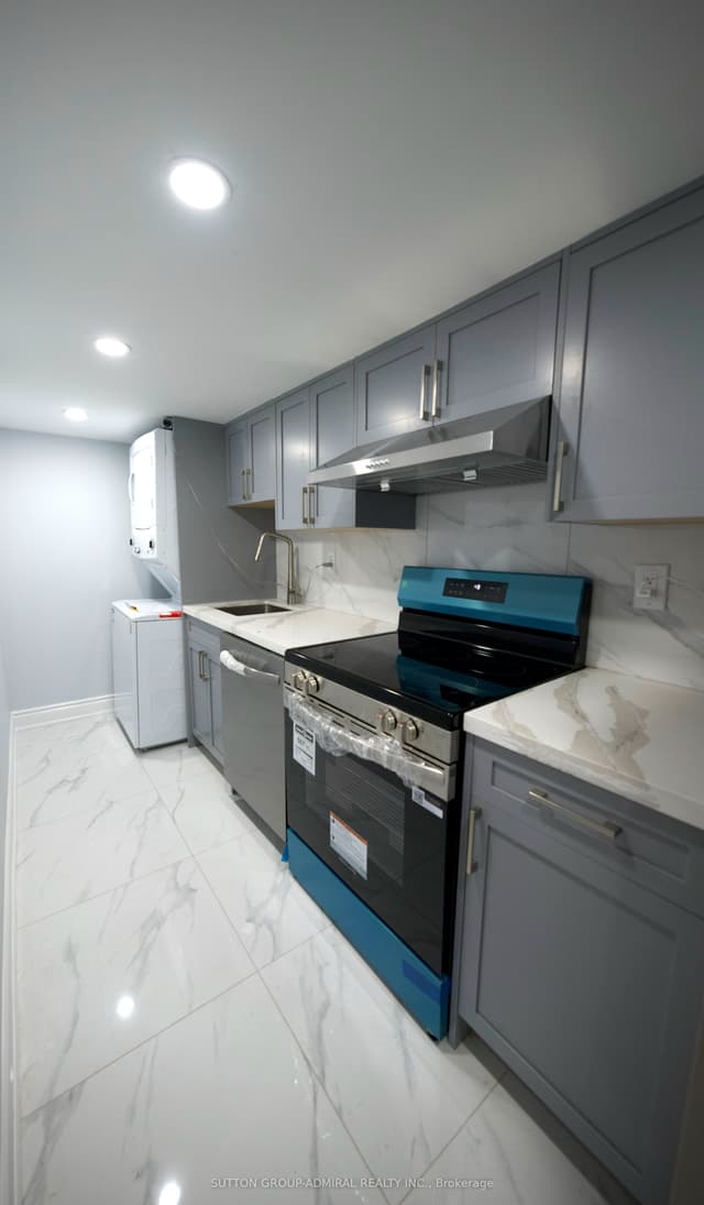 Semi-Detached at 1225 Verhoeven Court Basement, Mississauga, ON L5C 1N5