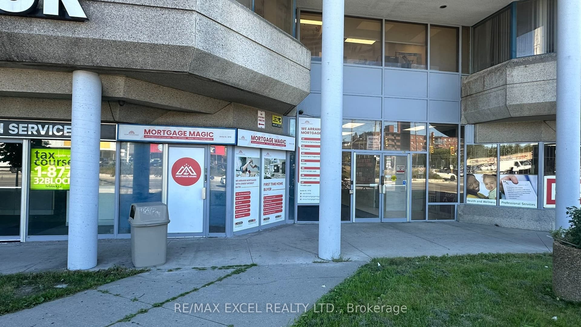 Unit 102, Unit 102 · 2425 Eglinton Ave E