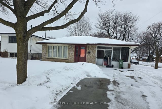 Detached at 2 Rideau Crescent, Hamilton, ON L8T 2S9