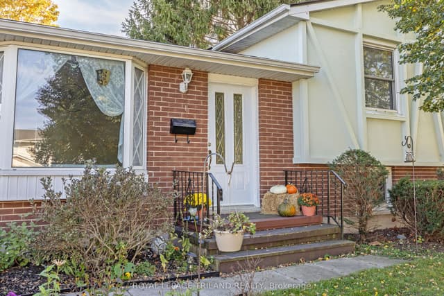 Detached at 15 Confederation Drive, St. Thomas, ON N5P 3P1