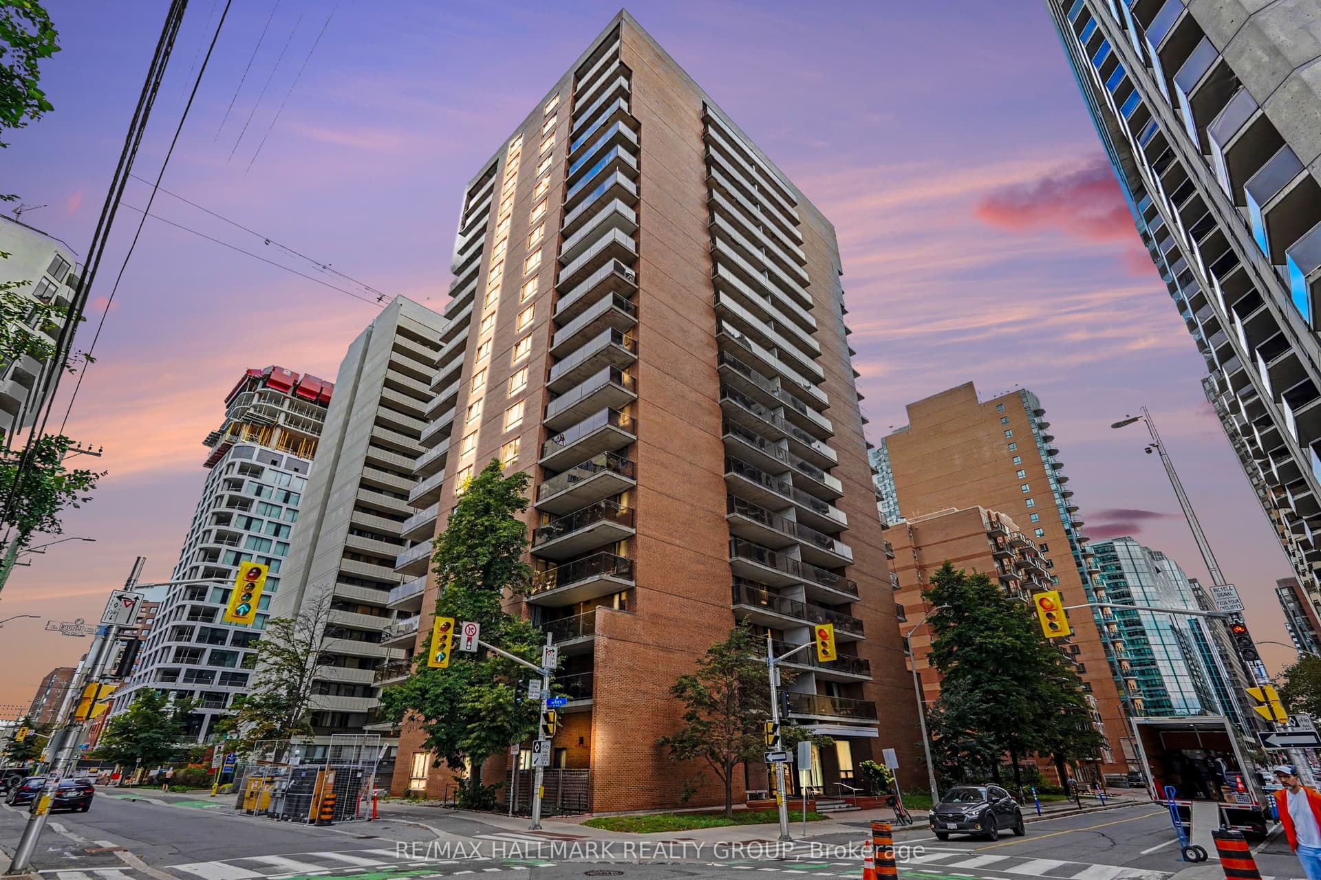 Suite 403 · Floor 4, Unit 403 · 475 Laurier Ave W