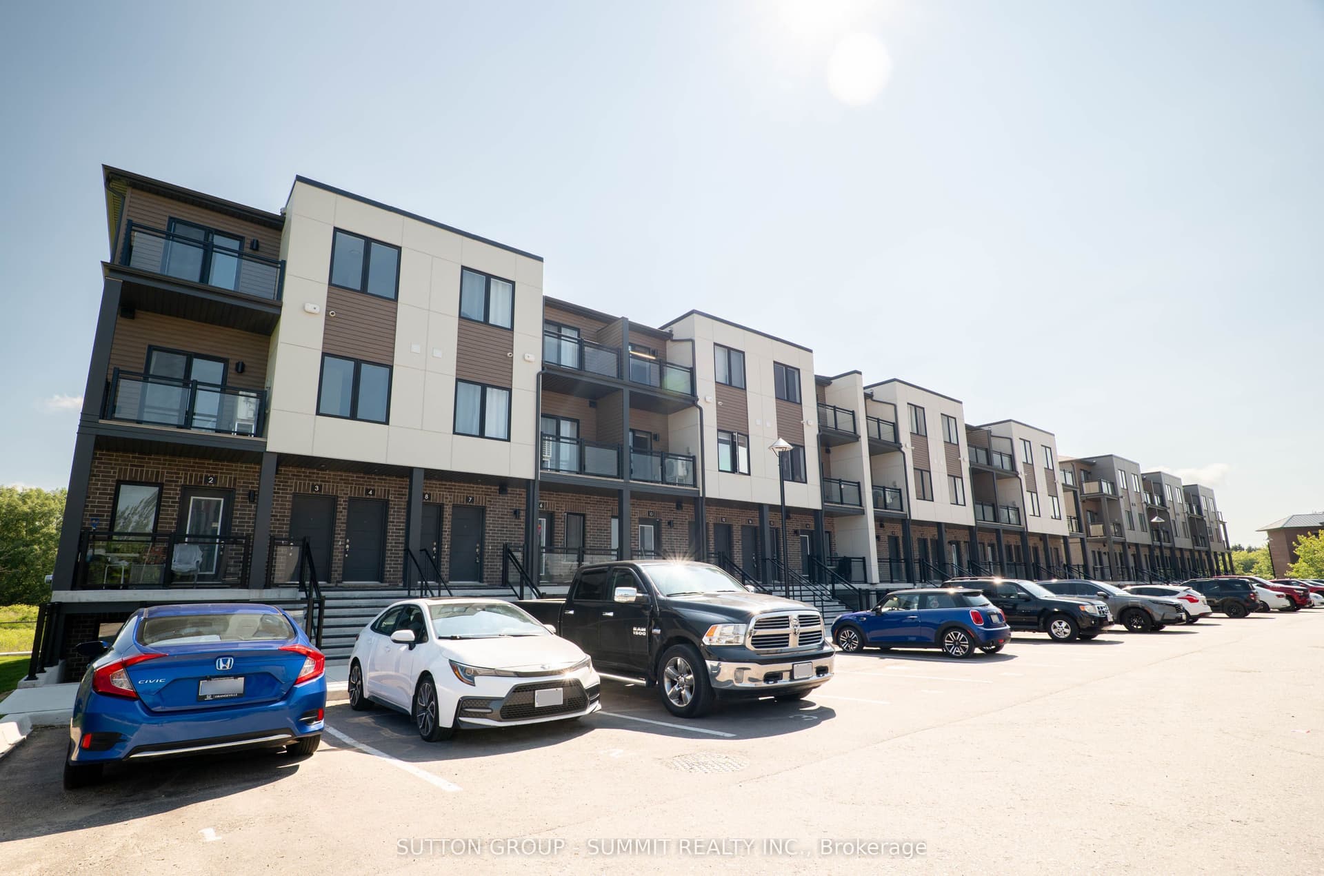 Suite 3, Unit 3 · 940 St David St N