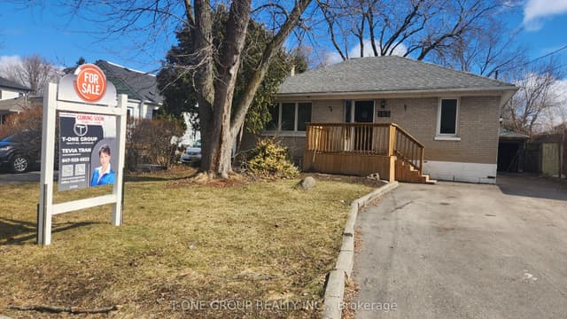 Detached at 183 Sussex Avenue, Richmond Hill, ON L4C 2E9
