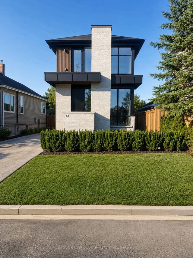 Fourplex at 43 Elmwood Avenue N #2, Mississauga, ON L5G 3K1