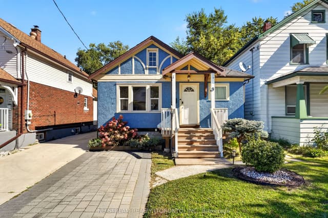 Detached at 9 Manning Street, St. Catharines, ON L2R 5Z4