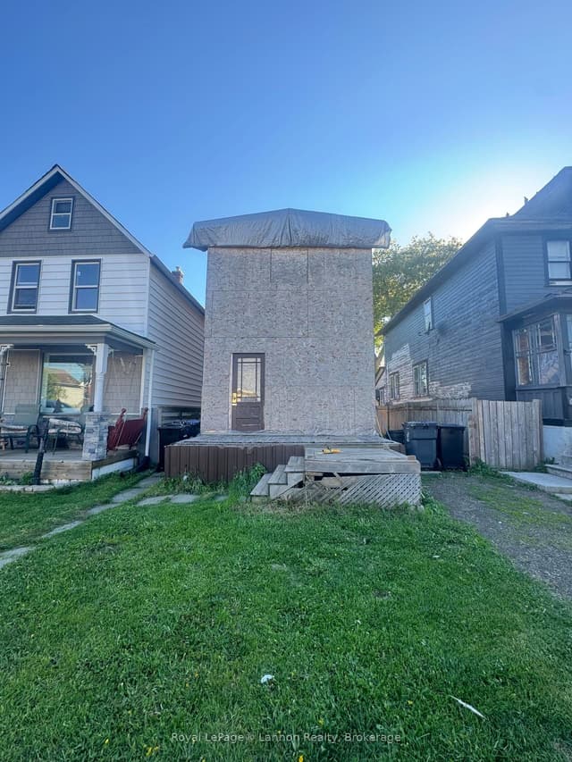 Detached at 525 McIntosh Street, Thunder Bay, ON P7C 3A1
