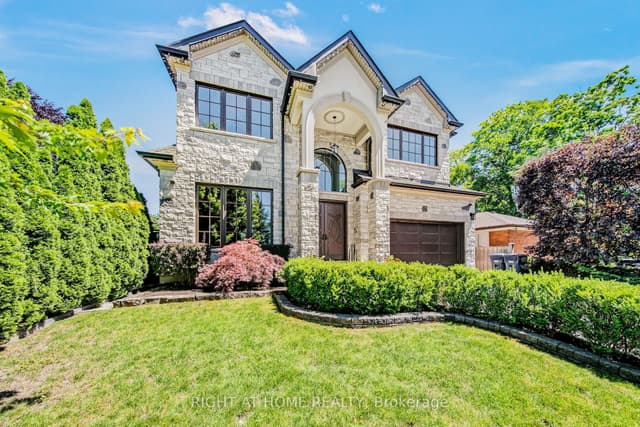 Detached at 484 Avonwood Drive, Mississauga, ON L5G 1Y9