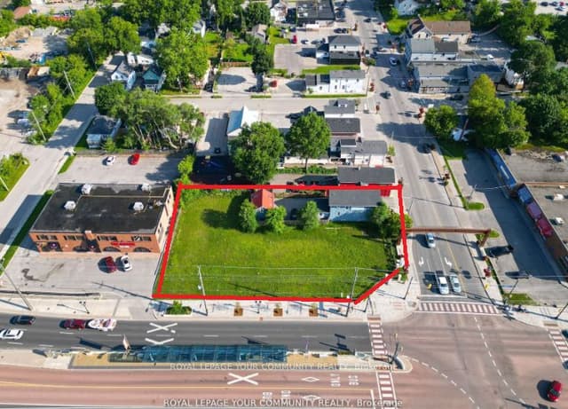 Multiplex at 11 Main St (432/438 Davis) E, Newmarket, ON L3Y 3Y1