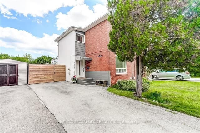 Semi-Detached at 2488 Brookhurst Road, Mississauga, ON L5J 1R3