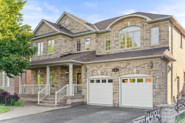 Detached at 52 Mount Royal Circle, Brampton, ON L6P 2K4