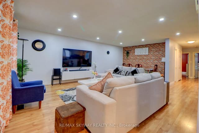 Semi-Detached at 282B Brock Street W, Uxbridge, ON L9P 1G1