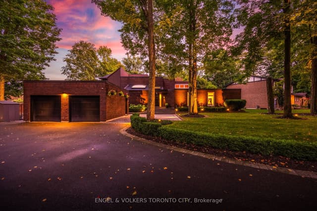 Detached at 11 Cedarwood Crescent, King, ON L0G 1N0