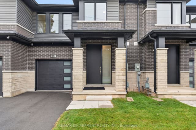 Att/Row/Townhouse at 957 CLARE Avenue, Welland, ON L3C 3C2